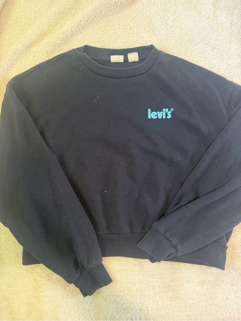 Levi’s cropped crewneck size medium